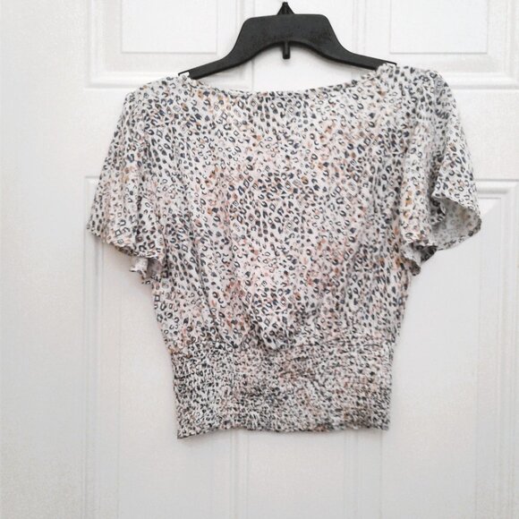 Papillon - woman's short sleeve top - Size M ⭐️HOST PICK⭐️ - Picture 2 of 2